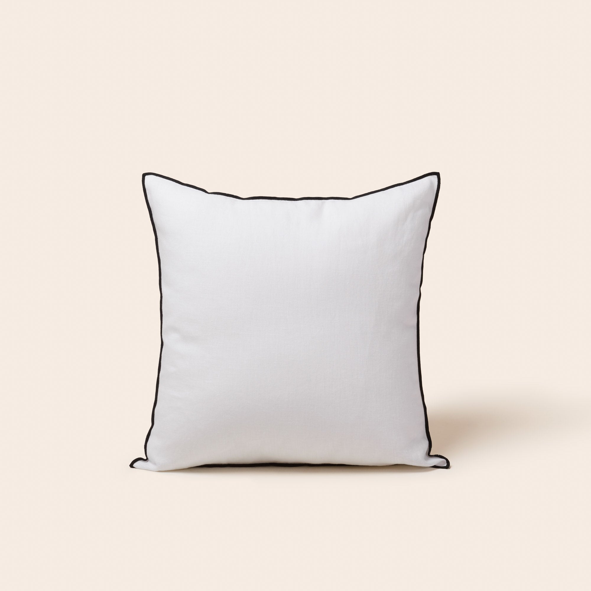 Housse de coussin CARLINA blanc pur et bourdon noir