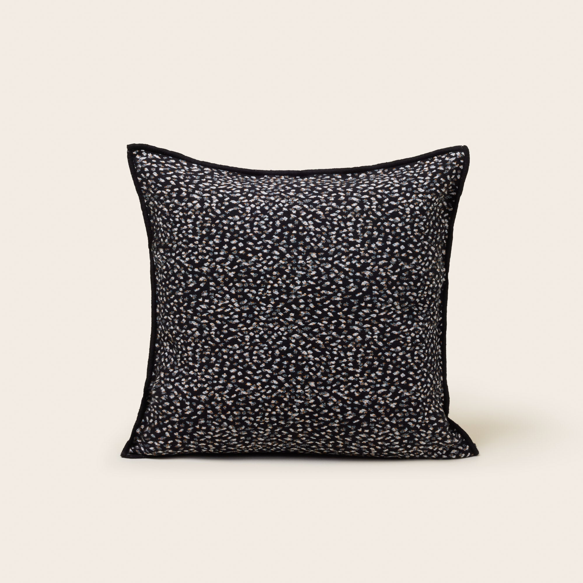 Housse de coussin OCELO noir et blanc | mobile_slider