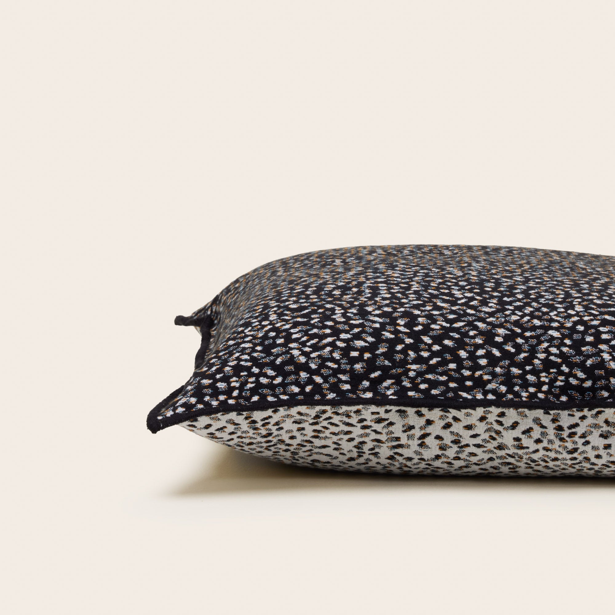 Housse de coussin OCELO noir et blanc | mobile_slider