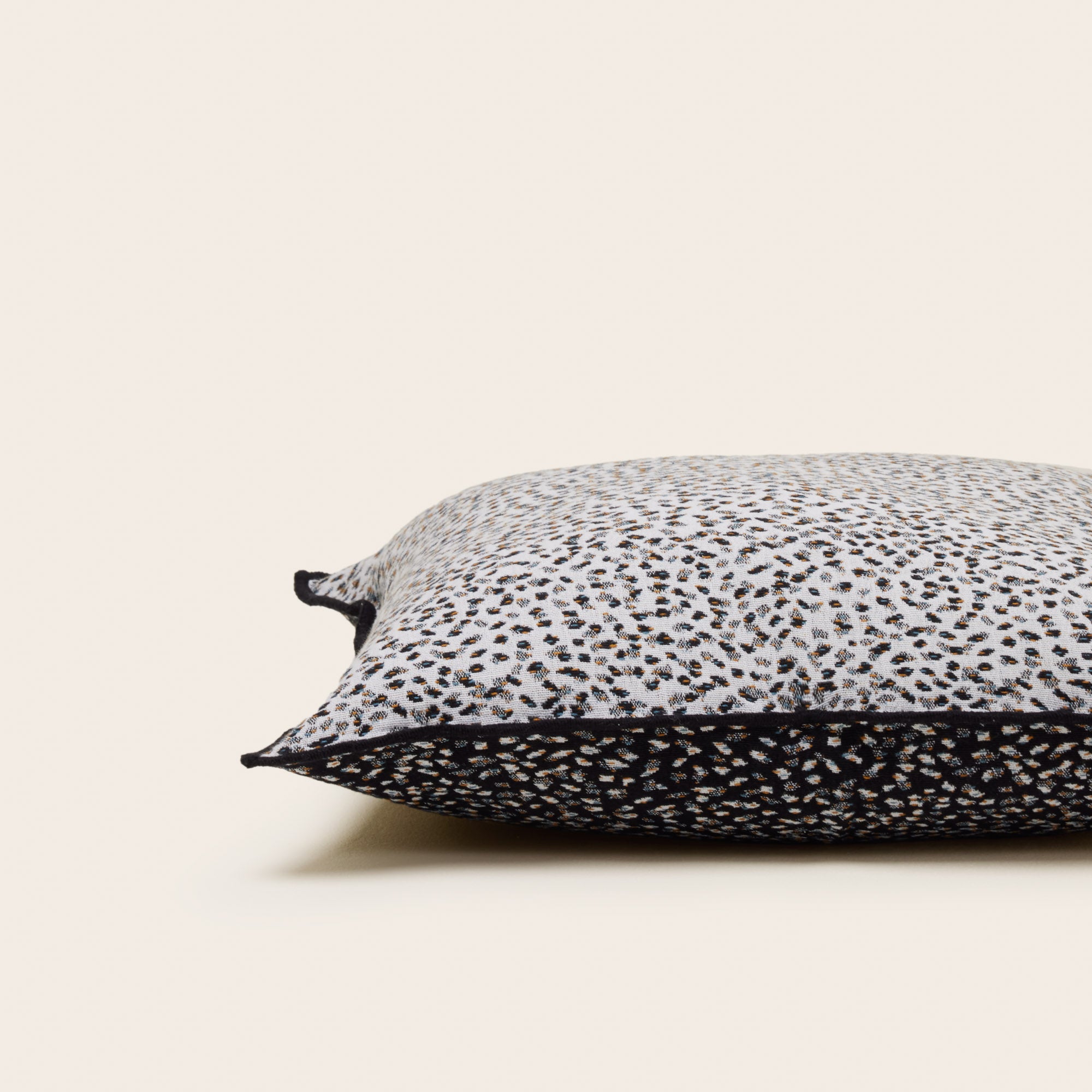 Housse de coussin OCELO ivoire et noir | mobile_slider